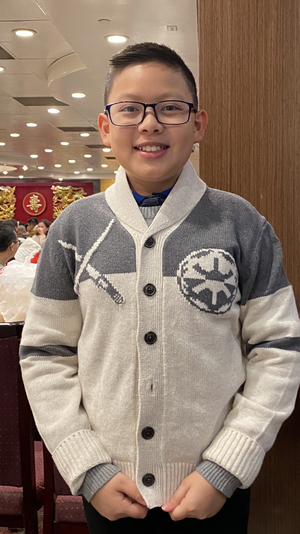 Cậu bé 11 tuổi Andy Đào Nguyên được nghỉ học 1 thêm tuần nên quyết theo mẹ dành những ngày nghỉ này đi tuyên truyền về việc mang khẩu trang phòng cúm. 