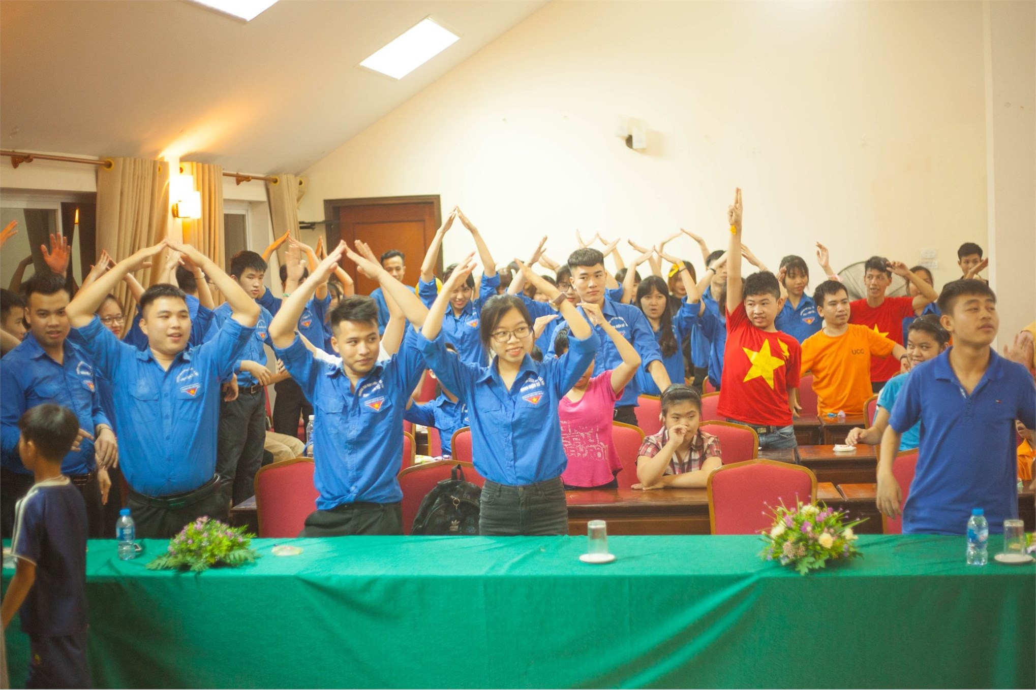 Sinh viên khoa Điện tử chào mừng ngày Quốc tế thiếu nhi với trẻ em khuyết tật tại làng trẻ hữu nghị