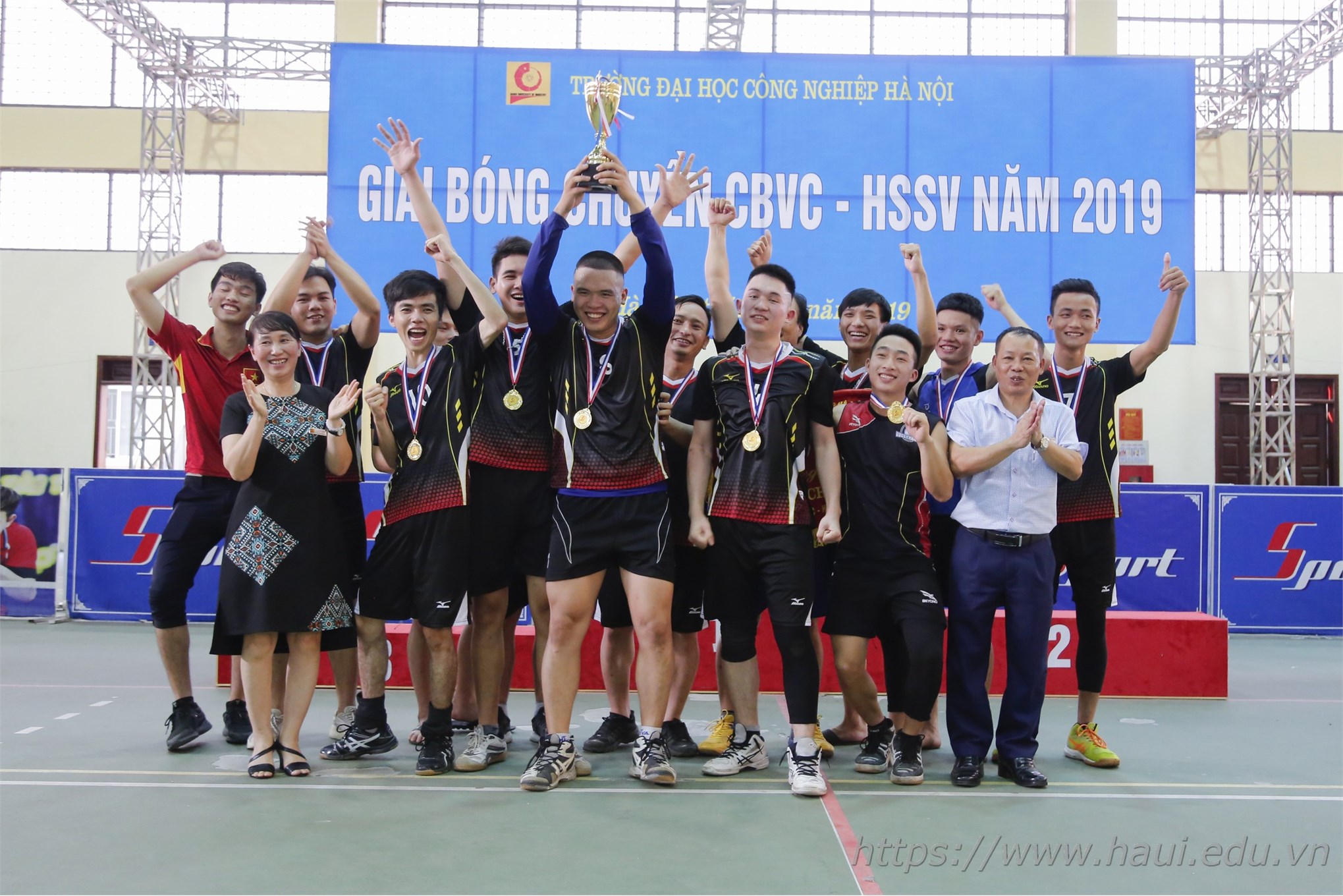 Liên quân bóng chuyền nam Khoa Điện tử Vô địch mùa giải bóng chuyền CBGV-HSSV năm 2019