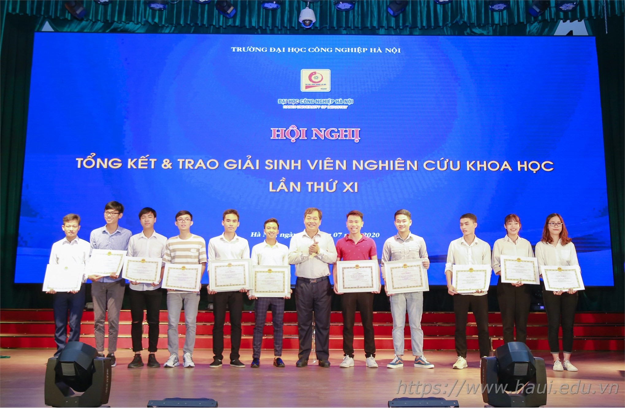 Sinh viên Khoa Điện tử giành 2 giải nhất trong hội Hội nghị tổng kết và trao giải sinh viên nghiên cứu khoa học lần thứ XI