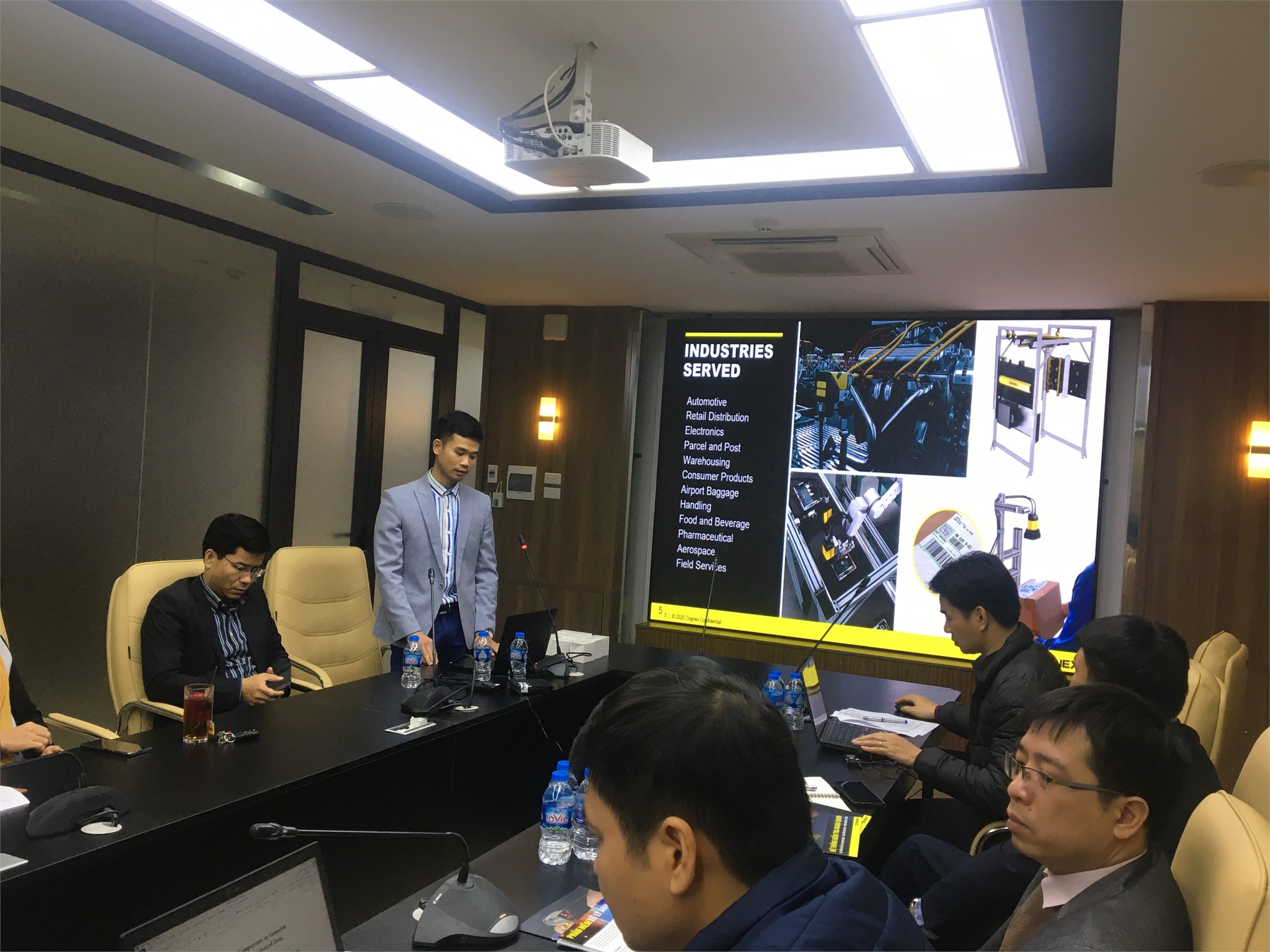 Giám đốc Gognex Việt Nam chia sẻ nội dung Thị giác máy cùng với các giải pháp trí tuệ nhân tạo với Giảng viên và sinh viên trường Đại học công nghiệp Hà Nội