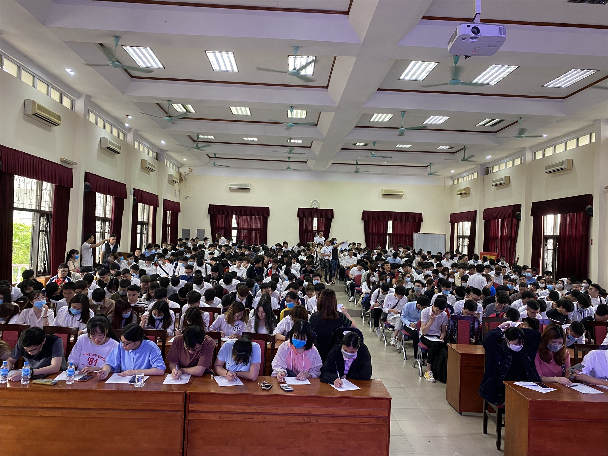 Hàng trăm sinh viên dự hội thảo tuyển dụng trực tiếp của tập đoàn khoa học kỹ thuật Hồng Hải