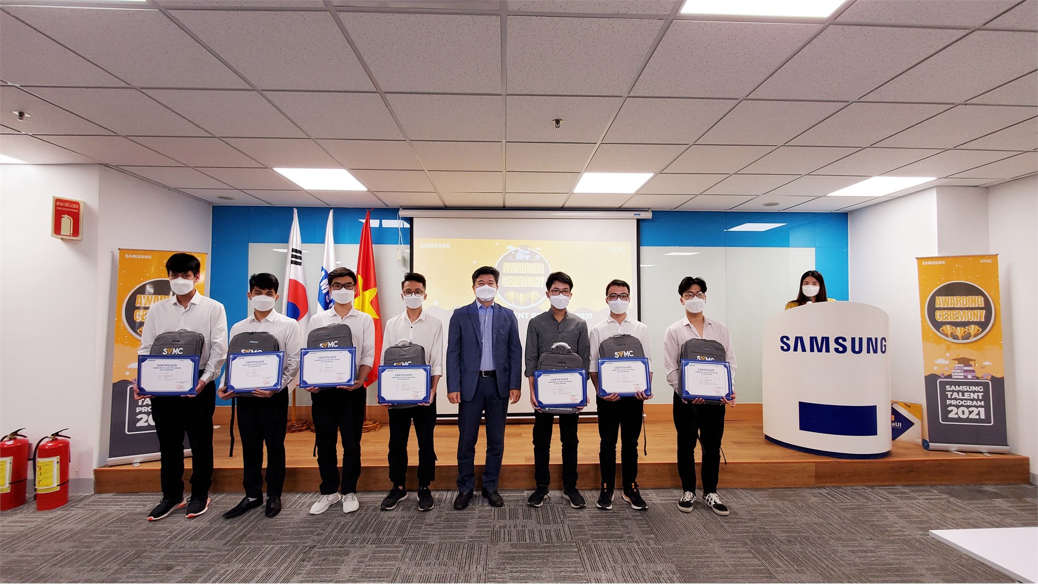 Sinh viên khóa 13 khoa Điện tử xuất sắc giành học bổng Tài năng Samsung