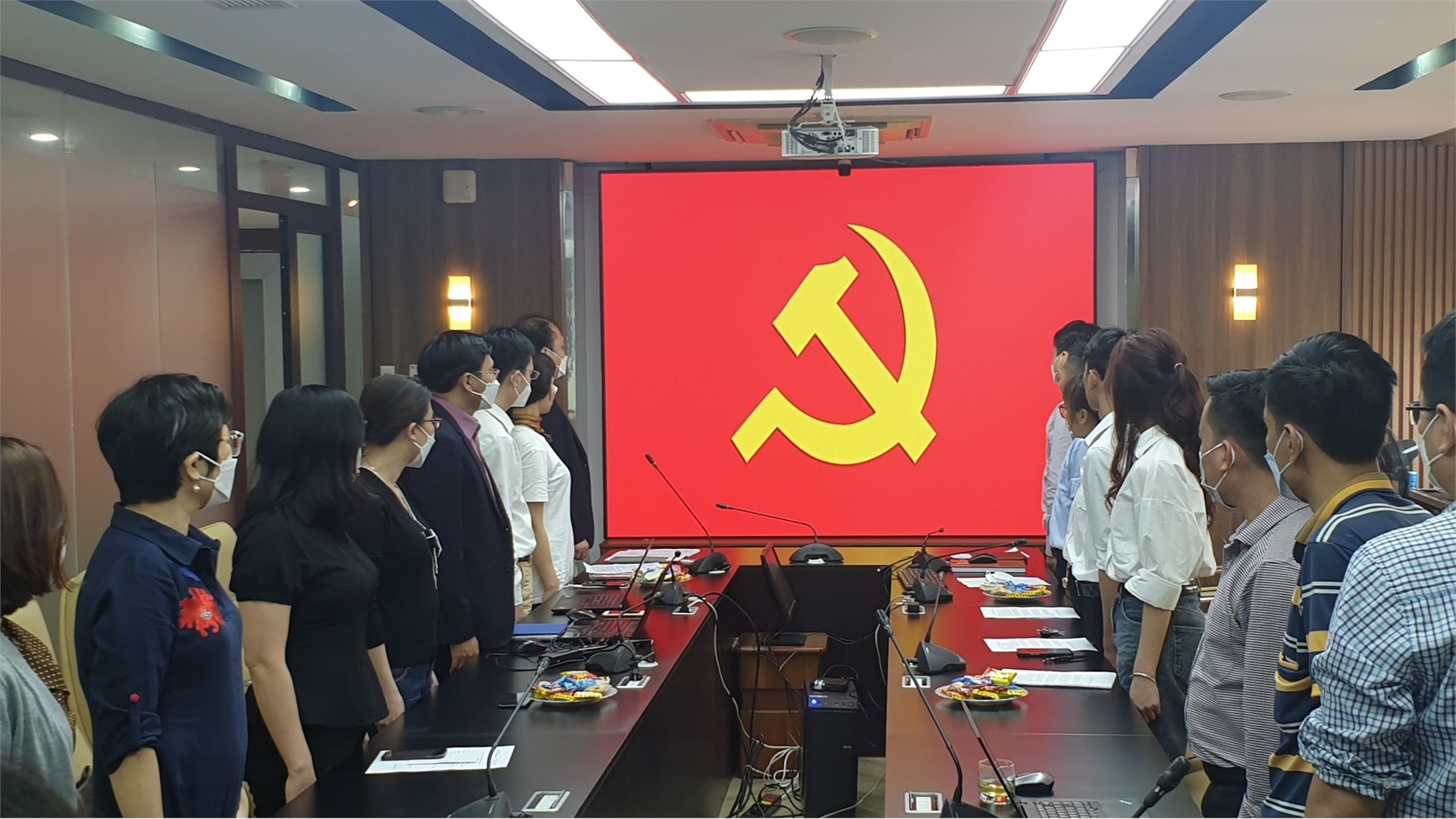 Chi bộ Khoa Điện tử tổ chức lễ kết nạp cho 03 Đảng viên là sinh viên