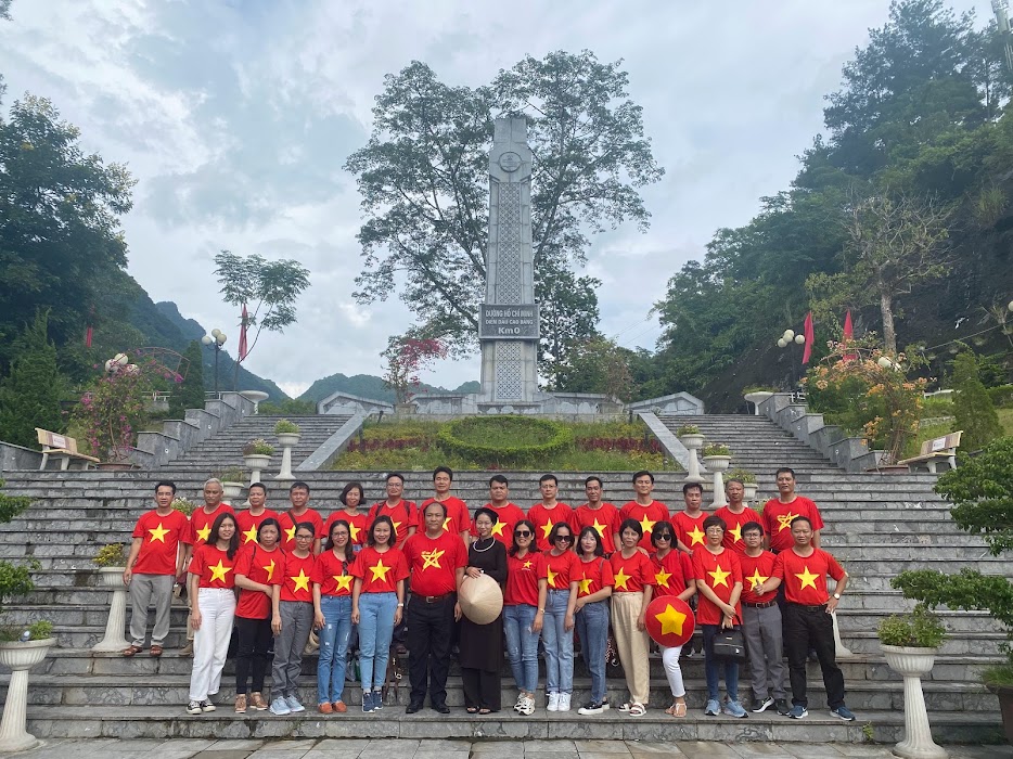 Chi bộ Khoa Điện tử tổ chức về nguồn theo dòng lịch sử tại Cao Bằng