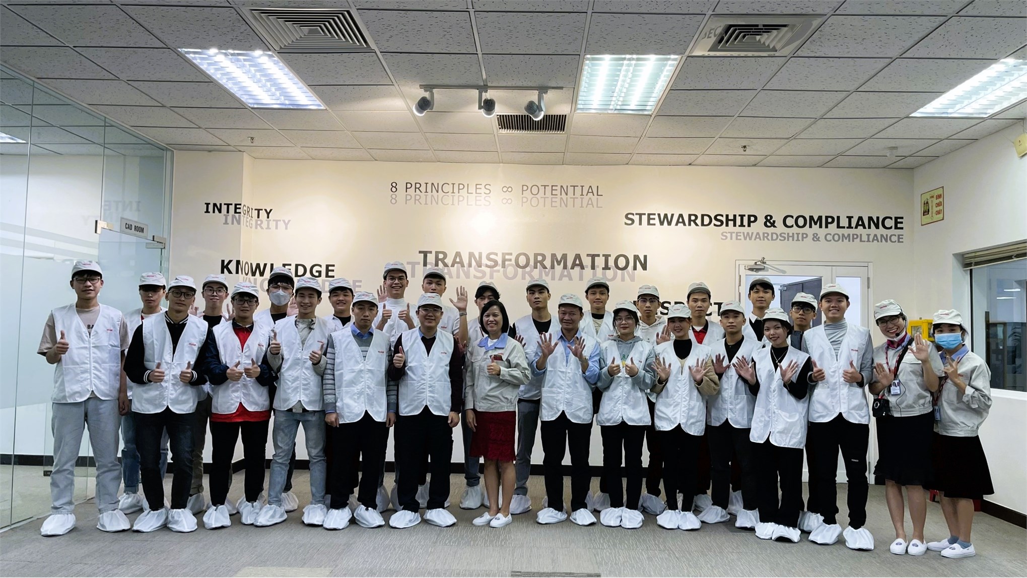 Sinh viên khoa Điện và Điện tử tham quan, tìm hiểu công ty Molex Việt Nam