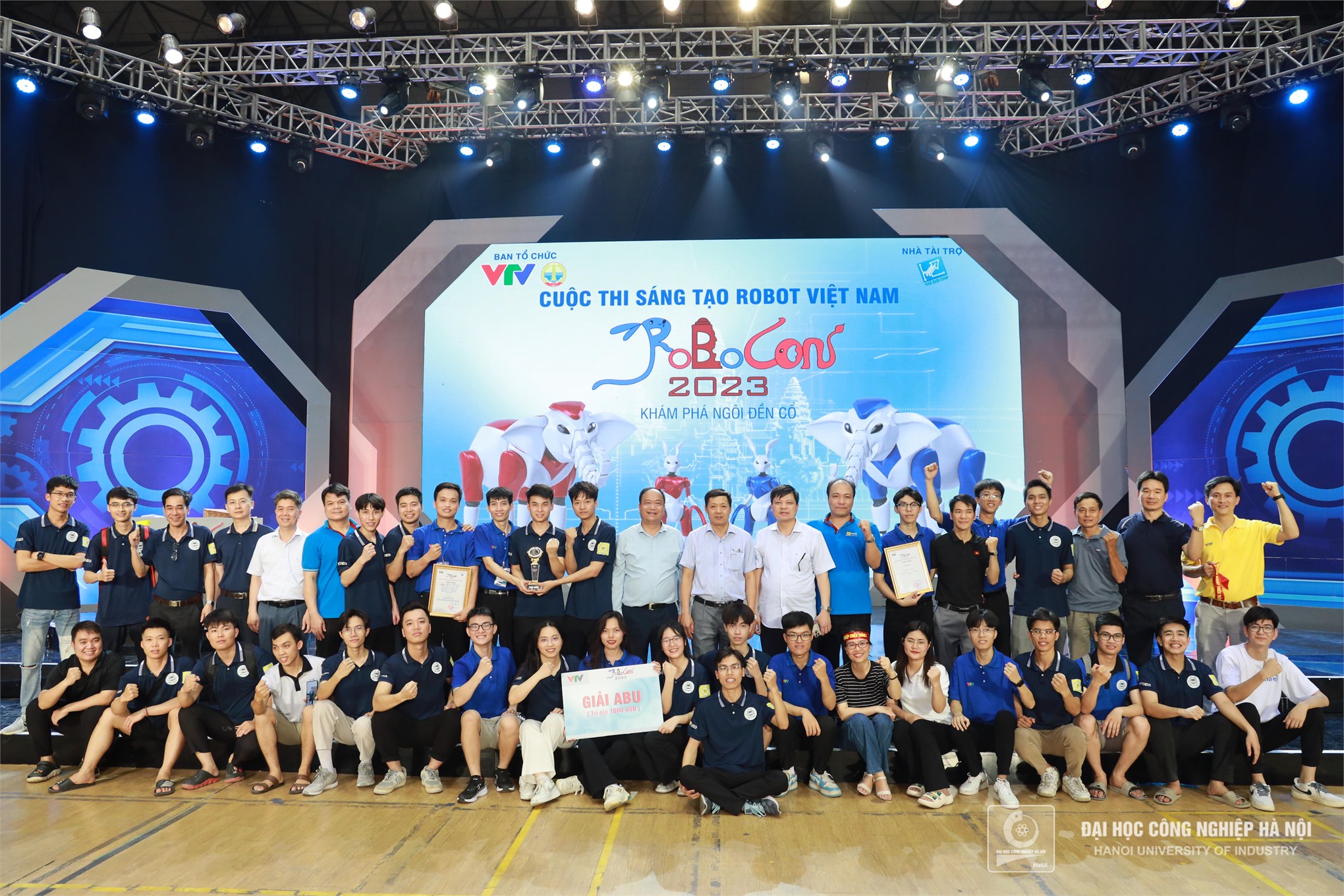 Sau 15 năm chờ đợi Đội DCN-ĐT 02 đăng quang vô địch Cuộc thi Sáng tạo Robot Việt Nam năm 2023