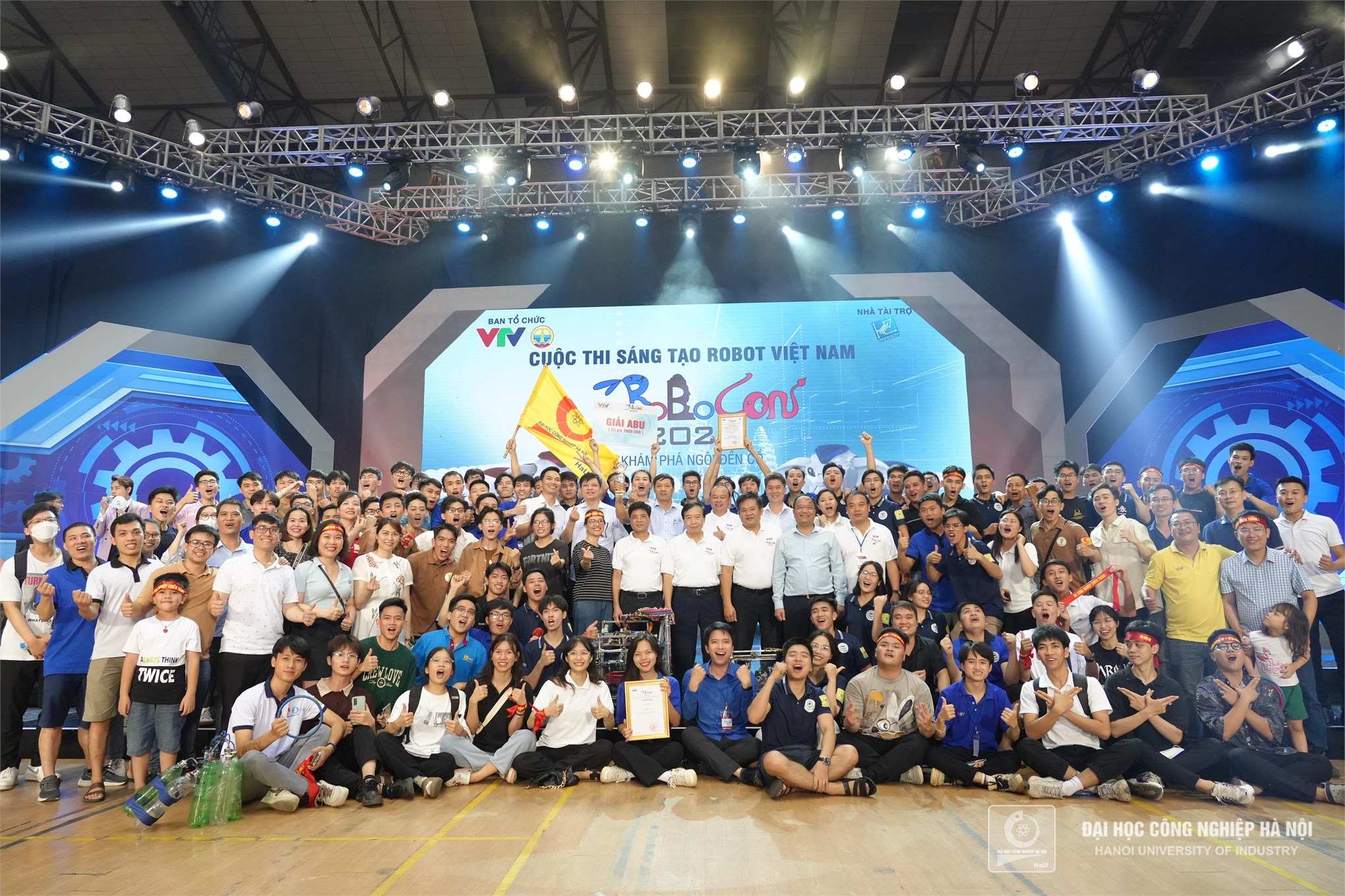 Sau 15 năm chờ đợi Đội DCN-ĐT 02 đăng quang vô địch Cuộc thi Sáng tạo Robot Việt Nam năm 2023