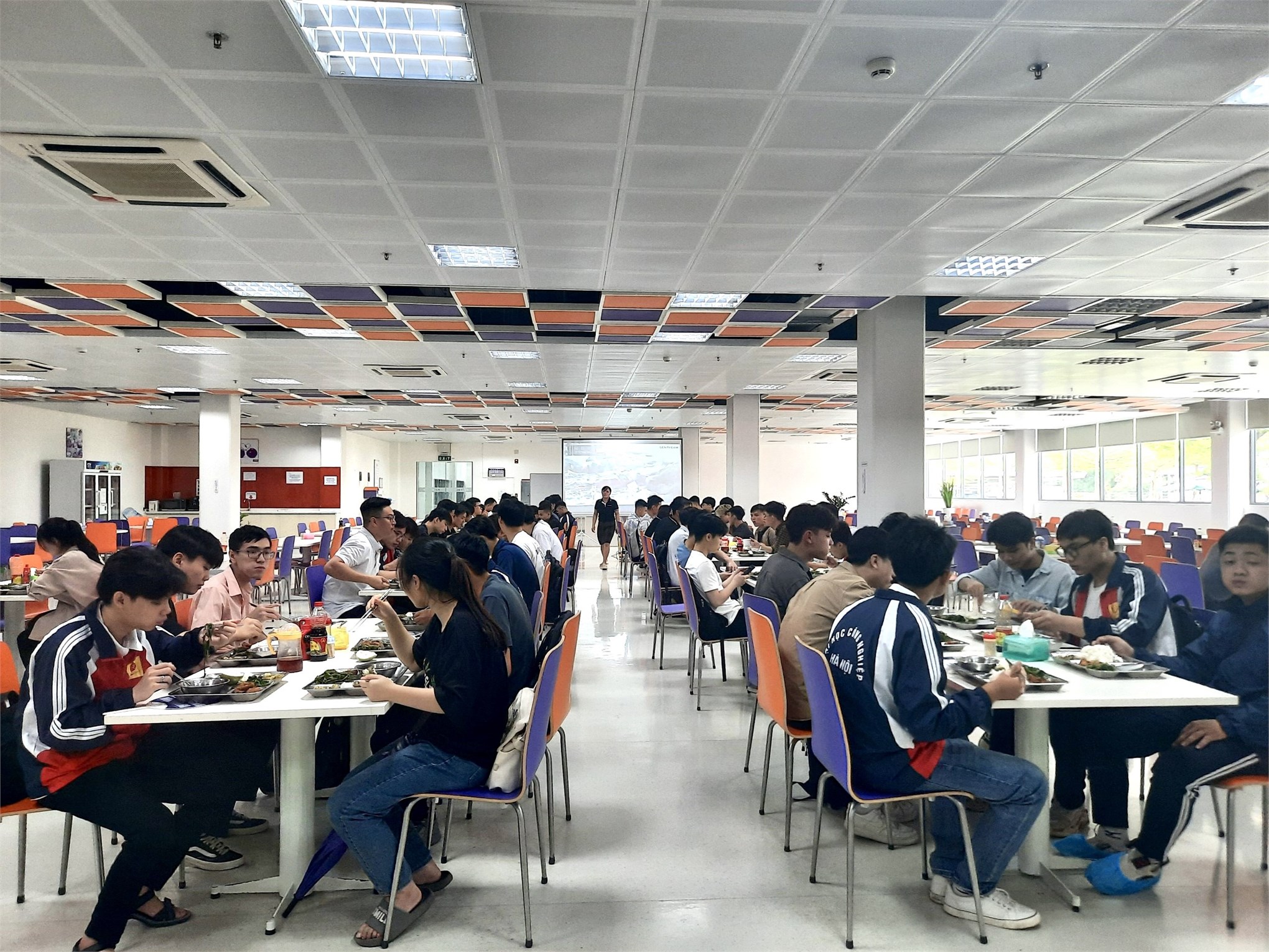 Sinh viên Đại học Công nghiệp Hà Nội tham quan học tập tại công ty Gentherm Việt Nam