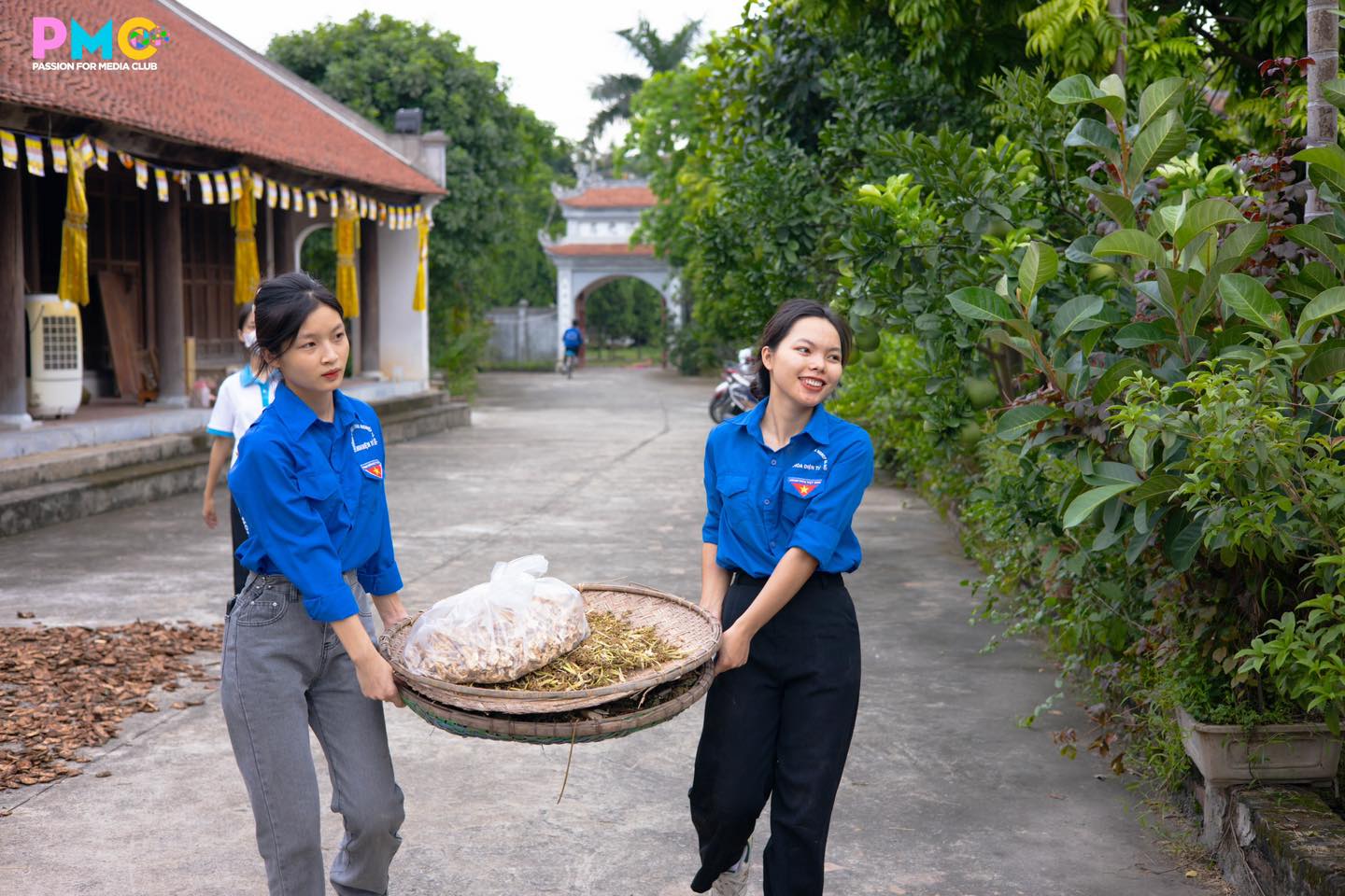 Sinh viên Khoa Điện tử phát tâm làm việc công quả tại chùa Thanh Lâm chuẩn bị cho lễ Vu Lan