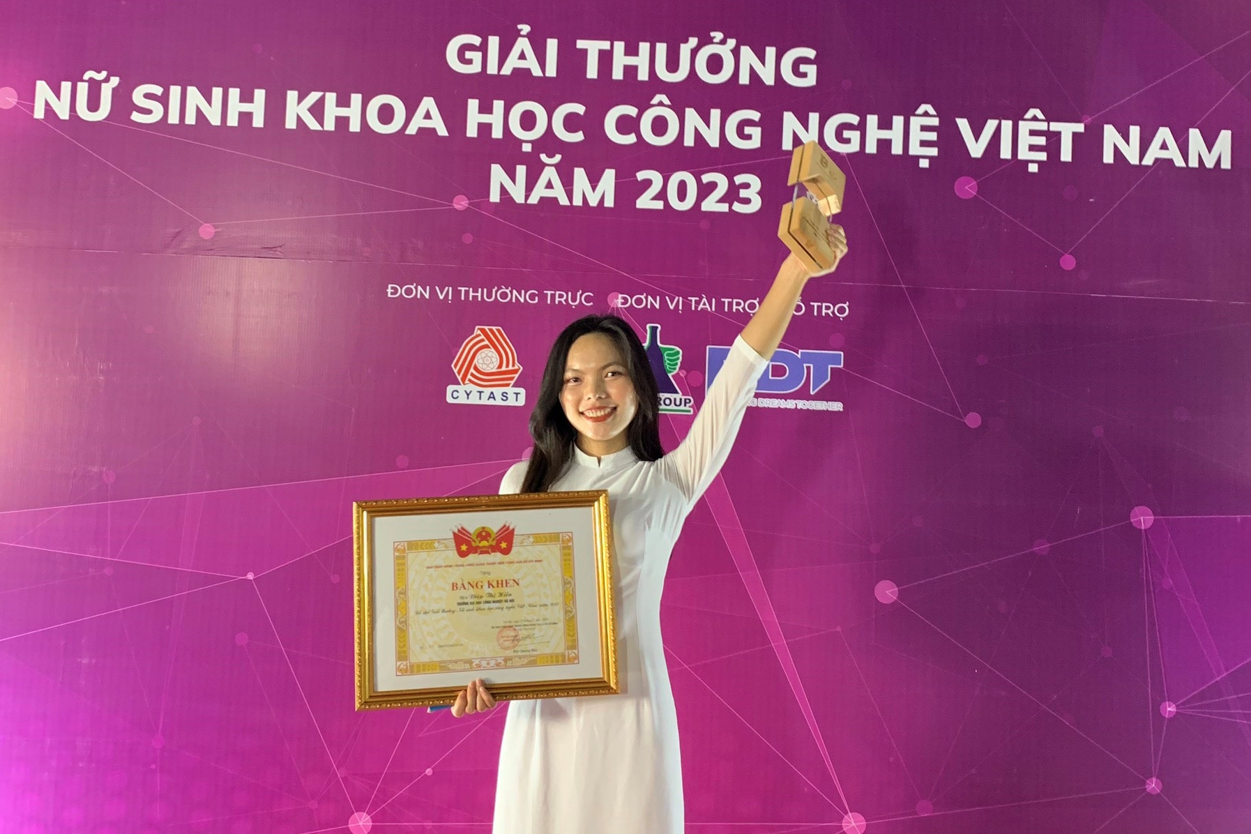 Diệp Thị Hiền - Sinh viên khoa Điện tử xuất sắc đạt giải Nữ sinh tiêu biểu lĩnh vực Koa học công nghệ năm 2023
