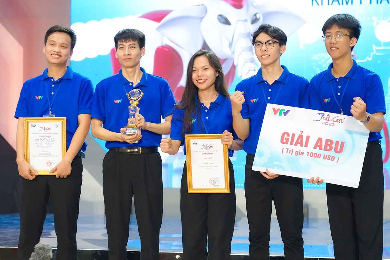 Diệp Thị Hiền - Sinh viên khoa Điện tử xuất sắc đạt giải Nữ sinh tiêu biểu lĩnh vực Koa học công nghệ năm 2023