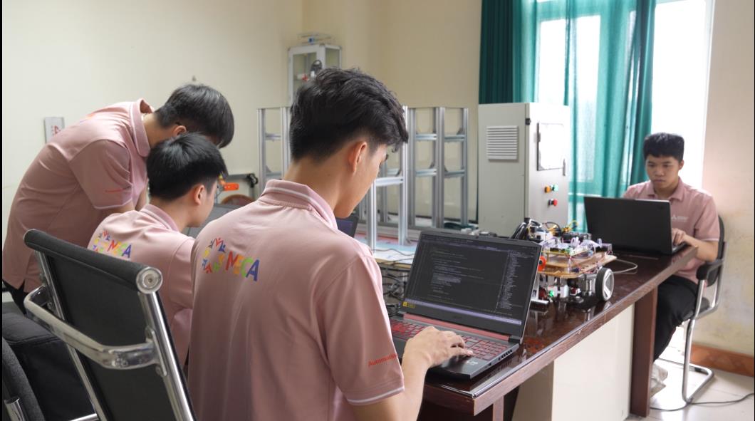 Đội tuyển FEE Automation01 đại diện trường Đại học Công nghiệp Hà Nộilần thứ 2 dự vòng chung kết cuộc thi Meca 2024
