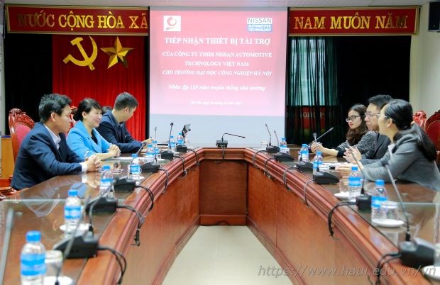 Khoa Điện tử tiếp nhận tài trợ thiết bị của công ty TNHH Nissan Automotive Technology Việt Nam